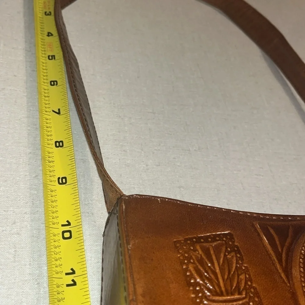 VEUC LEATHER SHOULDER BAG SM. TO MED. MADE IN MEXICO AS FEATURED ON THE FRONT. - Picture 7 of 12
